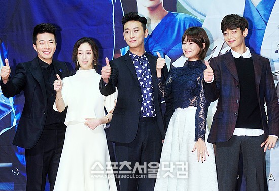 배우 권상우와 정려원, 주지훈, 오연서, 그룹 샤이니의 민호(왼쪽부터)가 24일 오후 서울 신촌 세브란스 병원에서 열린 MBC 드라마 메디컬 탑팀 제작발표회에 참석해 포토타임을 갖고 있다. /이영훈 인턴기자