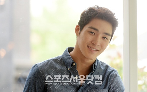 서하준이 23일 오후 서울 신사동 가로수길의 노블 카페에서 진행된 인터뷰 도중 가지런한 이를 보이며 환하게 웃고 있다./임영무 기자