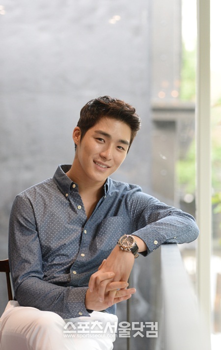 어떤 질문에도 진지하게 대답하던 서하준이 인터뷰 직후 이뤄진 사적인 대화에서 애교있고 장난기 가득한 면모를 보여 연하남의 매력을 물씬 풍기고 있다.