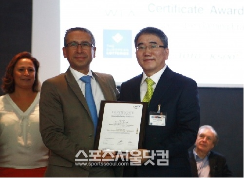 스포츠토토 정선영 대표(오른쪽)가 25일 모로코 마카케쉬에서 개최된 WLA 2013 건전화 세미나에서 국제건전화인증 최고 등급 레벨4 인증서를 쟝룩 모네-바네 WLA 회장으로부터 받고 기념촬영을 하고 있다. / 스포츠토토 제공