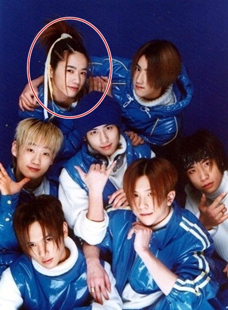 원조 씨엔블루인 클릭비에서 베이스를 담당하며 꽃미남 외모로 큰 인기를 얻었던 오종혁(빨간 동그라미 안). 팀멤버 유호석, 노민혁, 우연석, 김태형, 하현곤, 김상혁(오종혁부터 시계방향)./온라인 커뮤니티