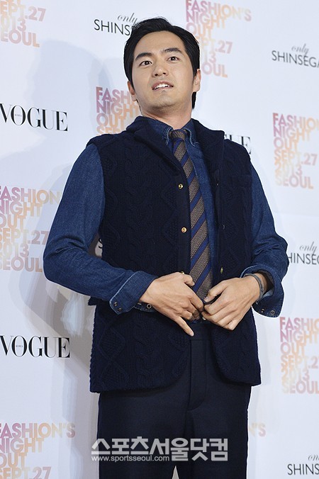 배우 이진욱이 27일 오후 서울 중구 충무로 신세계백화점 본점에서 열린 글로벌 패션 축제 2013 보그패션나잇아웃에 참석해 포즈를 취하고 있다. /최진석 기자