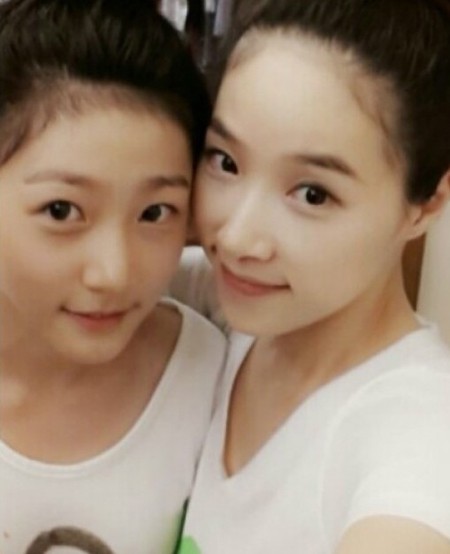 아역 배우 김새론이 엄마와 함께 찍은 사진을 공개했다. /사진=김새론 미니홈피