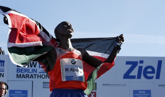 2시간3분23초의 남자 마라톤 세계 최고기록을 세운 케냐의 윌슨 킵상 키프로티치. / 워싱턴 포스트 보도 캡처