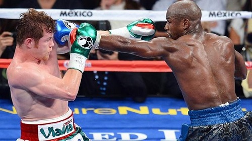 세계 최고의 복서 메이웨더가 P4P 랭킹 9위 알바레스에게 주먹을 날리고 있다. / 유로 스포츠 사이트 캡처