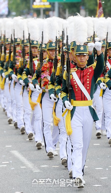 국군의 날인 1일 오후 서울 세종로에서 펼쳐진 ‘건국 제65주년 국군의 날 기념행사’에서 군장병들이 시가행진을 하고 있다. /문병희 기자