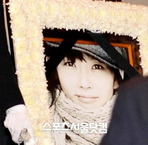 故 최진실 5주기가 열린 가운데 홍진경, 이영자 등 동료 연예인도 참석했다. / 더팩트 DB