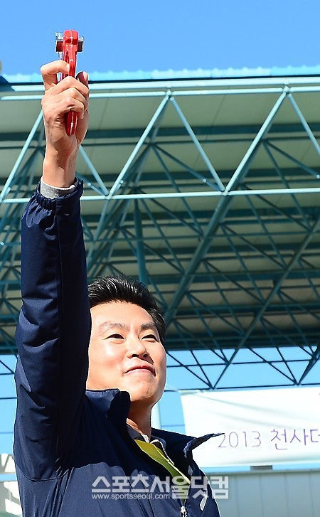 <스포츠서울미디어>와 <희망지킴이 천사운동본부>가 주최하는 ‘2013 천사데이 기념 제10회 천사 마라톤대회’가 3일 오전 경기도 동두천시 종합운동장에서 열린 가운데 김상규 대표가 출발을 알리는 신호총을 쏘고 있다. /동두천=이새롬 기자