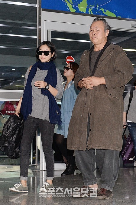 배우 이은우(왼쪽)와 김기덕 감독이 3일 오전 제18회 부산국제영화제에 참석하기 위해 부산 강서구 김해국제공항을 통해 부산으로 들어오고 있다. /김해국제공항=최진석 기자