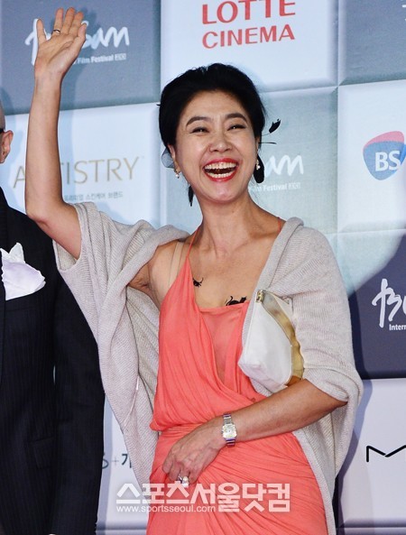제 18회 부산국제영화제(BIFF) 개막식이 3일 오후 부산 해운대구 영화의 전당에서 열린 가운데 배우 김부선이 포토타임을 갖고 있다. / 부산=배정한 기자