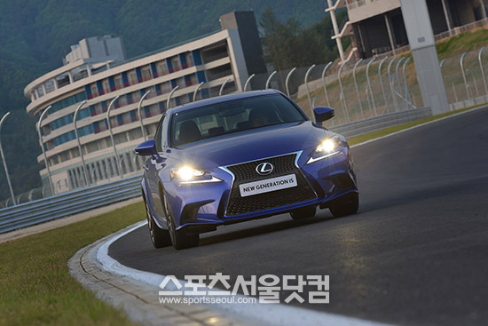 4일 렉서스가 이달 동안 콤팩트 스포츠 세단인  뉴 제너레이션 IS 구매고객을 대상으로 판매는 물론 차량 유지를 결합한 스마트 패키지 프로모션을 시행한다고 밝혔다. / 사진 = 렉서스 제공