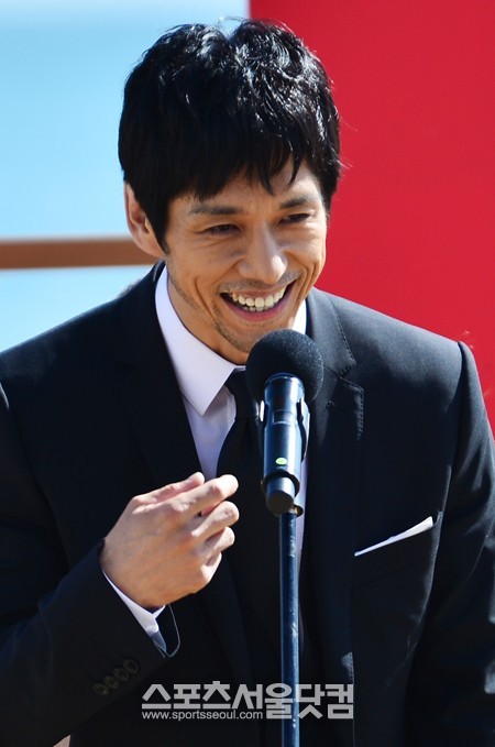 영화 무명인 무대인사가 3일 오후 부산 해운대구 해운대해수욕장 비프빌리지에서 열린 가운데 배우 니시지마 히데토시가 환한 미소를 짓고 있다. / 부산=배정한 기자