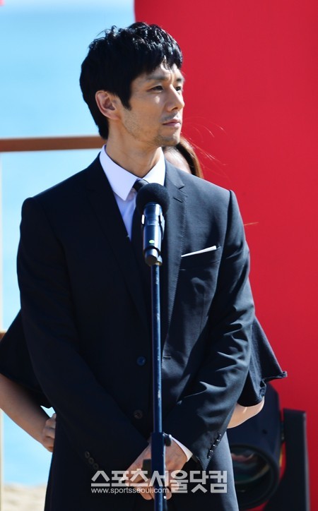 영화 무명인 무대인사가 3일 오후 부산 해운대구 해운대해수욕장 비프빌리지에서 열린 가운데 배우 니시지마 히데토시가 포토타임을 갖고 있다. / 부산=배정한 기자