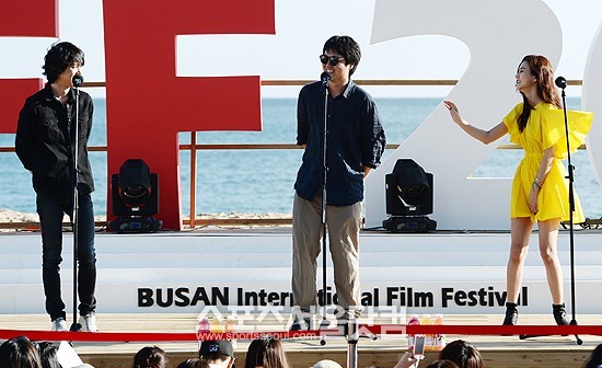 배우 김시후와 최진성 감독, 김윤혜(왼쪽부터)가 4일 오후 부산 해운대구 중동 해운대 비프빌리지 야외무대에서 열린 영화 소녀 무대인사에 참석해 사회자의 질문에 답하고 있다. /부산=최진석 기자