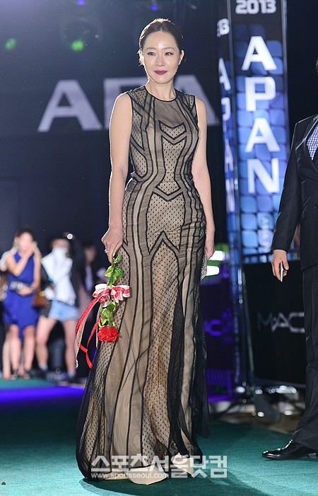 배우 엄지원이 4일 오후 부산 해운대구 중동 해운대에서 열린 제18회 부산국제영화제 APAN 스타로드에 참석하고 있다. /부산=최진석 기자