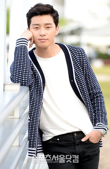 박서준이 4일 오후 서울 가산동의 <더팩트> 사옥에서 멋진 포즈로 매력을 발산하고 있다./노시훈 기자