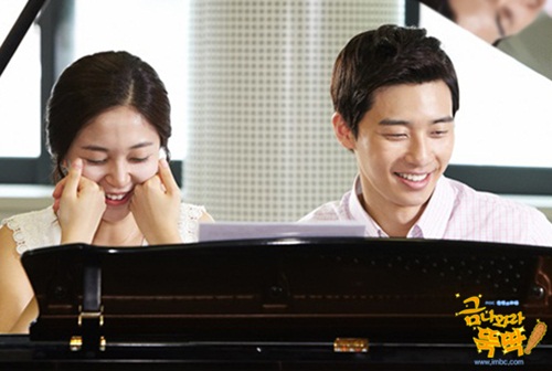 박서준(오른쪽)이 서울예대 재학 시절 예술가 지망생으로서 낭만을 느꼈다며 자랑스러운 마음을 표현해 눈길을 끌고 있다.