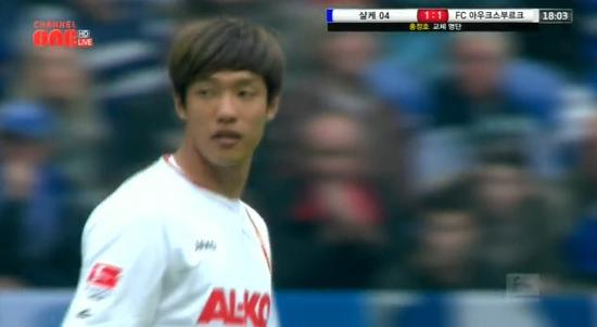 아우크스부르크의 홍정호가 5일 샬케04전서 분데스리가 데뷔전을 치르며 독일 무대 연착륙을 향한 시동을 걸었다. / 채널 원 중계 캡처
