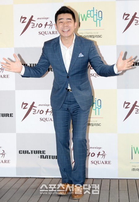 개그맨 김기욱이 6일 오후 서울 강남구 논현동 마리아쥬 스퀘어에서 열린 개그우먼 김미려와 정성윤의 결혼식에 참석해 포즈를 취하고 있다. /노시훈 기자