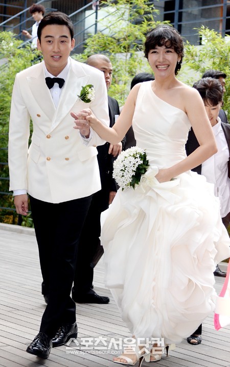 개그우먼 김미려(오른쪽)와 배우 정성윤이 6일 오후 서울 강남구 논현동 마리아쥬 스퀘어에서 열리는 결혼식을 앞두고 기자회견에 참석하고 있다. /노시훈 기자