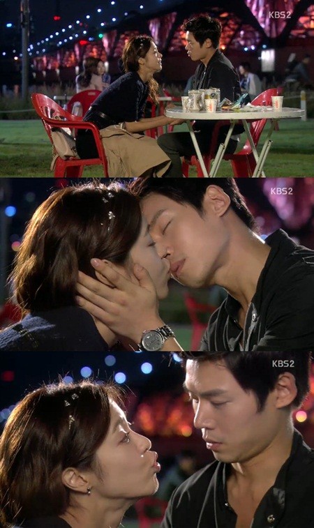이윤지(왼쪽)와 한주완이 키스하려다가 갑자기 걸려온 전화에 행동을 멈추고 있다.