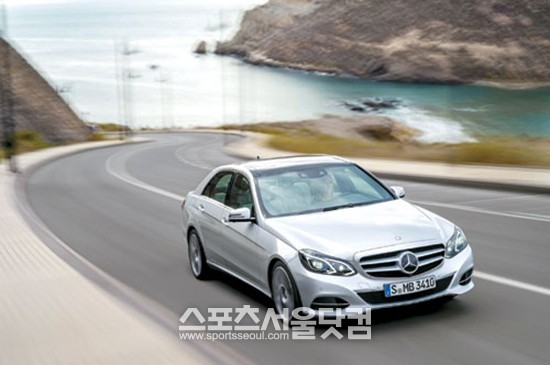 7일 한국수입자동차협회(KAIDA)는 메르세데스-벤츠의 주력 모델인 E220 CDI가 지난 9월 한 달 동안 모두 575대가 판매되며 국내 수입차 가운데 베스트셀링 모델에 꼽혔다고 밝혔다. / 사진 = 벤츠코리아 제공
