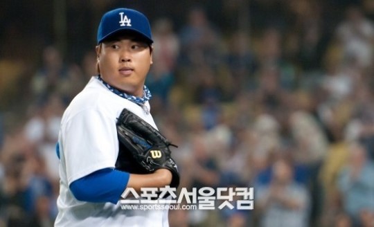 LA 다저스의 류현진이 생애 첫 선발 등판한 메이저리그 포스트시즌에서 제구력 난조와 본인의 수비 실수에 울었다. 7일 다저스타디움에서 열린 디비전시리즈 3차전 애틀랜타 브레이브스와 경기에서 3이닝 6피안타 4실점하고 조기 강판됐다. / 더팩트 DB