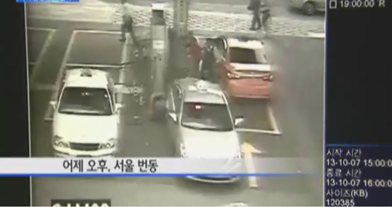 7일 오후 서울의 한 가스충전소에서 YF 쏘나타가 갑자기 후진한 뒤 앞으로 돌진해 2명이 다치고 차량 2대가 부서졌다./YTN 뉴스화면 캡처