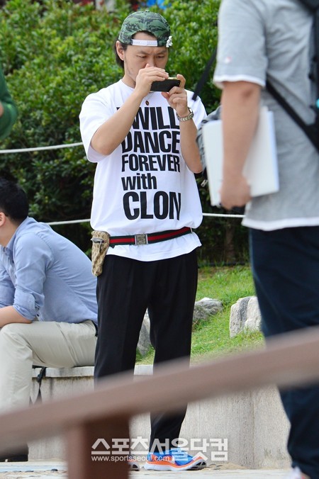 편안한 차림의 양동근의 패션이 눈길을 끌고 있다. 그룹 클론이 프린팅된 티셔츠와 레고 인형을 붙인 모자, 실용적인 힙색까지 힙합 뮤지션 양동근은 스타일을 한껏 뽐내며 해운대를 거닐었다.