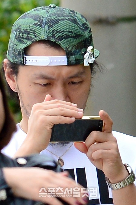 해변을 거닐던 양동근이 잠시 멈춰 휴대전화를 유심히 살피고 있다. 뜨거운 햇볕에 휴대전화 화면이 잘 보이지 않아 한참 동안 서서 화면을 바라보는 양동근.