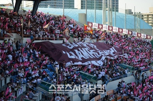 경기 중간 넥센 팬이 챔피언십시리즈 진출을 염원하는 천막을 내세우고 있다. / 목동 = 이성노 인턴기자