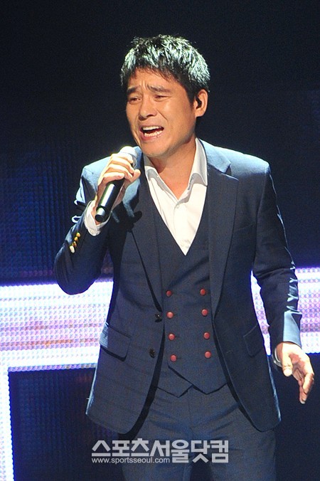 가수 임창정이 10일 오후 서울 상암동 CJ E&M센터에서 열린 Mnet 엠카운트다운 무대에서 공연을 펼치고 있다. /이영훈 인턴기자