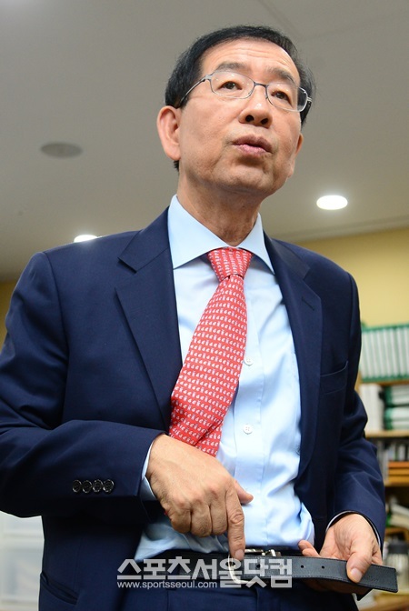 박 시장이 요즘 다이어트로 허리띠 구멍이 세 개나 줄었다며 취재진에게 보여주고 있다. / 이새롬 기자