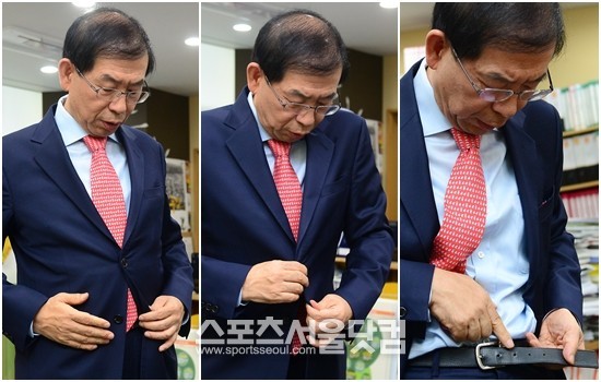건강체중 3.3.3 프로젝트로 4kg 감량에 성공한 박 시장이 전엔 양복 단추가 잘 안 잠겼는데 이젠 넉넉하다고 설명하는 모습과 허리띠 구멍이 줄었다는 것을 보여주고 있다.