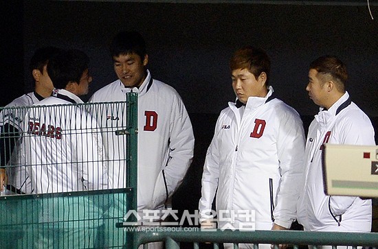 11일 저녁 서울 잠실구장에서 2013한국야쿠르트 세븐 프로야구 두산 베어스와 넥센 히어로즈의 준플레이오프 3차전 경기가 열린 가운데 두산의 투수 홍상삼(오른쪽 세번째)이 동료들과 대화를 나누고 있다./임영무 기자