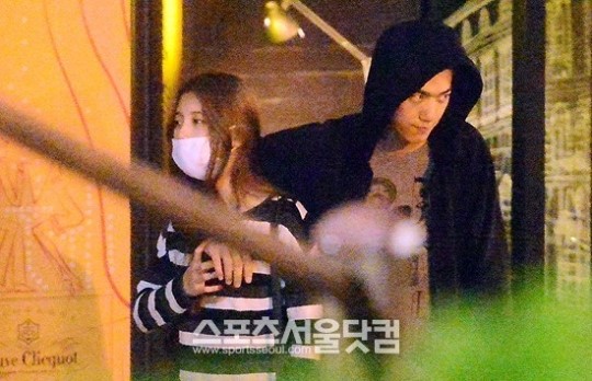 수지(왼쪽)와 성준이 길거리에서 자연스럽게 어깨동무를 하고 있다. /임영무 기자