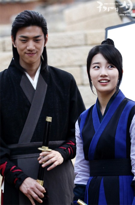 드라마에서나 현실에서나 수지바라기 성준 지난 6월 종영한 구가의 서에서 성준(왼쪽)은 수지의 호위 무사 역을 맡았다. /MBC 제공