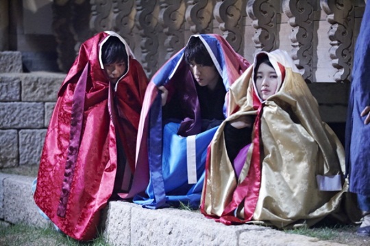 우리 셋 다 친해요, 정말이에요! 구가의 서에 함께 출연한 이승기, 성준, 수지(왼쪽부터)는 또래인 까닭에 종영 후에도 종종 연락하고 만남을 이어 오고 있다고 수지의 소속사 관계자는 밝혔다. /MBC 제공