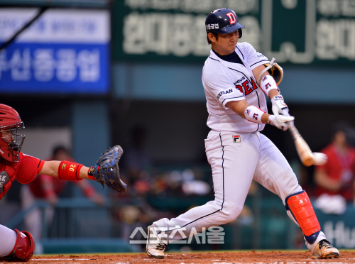 두산 최재훈이 12일 오후 잠실구장에서 열린 2013 한국야쿠르트 세븐 프로야구 준플레이오프 4차전 넥센과 원정 경기에서  0-1로 뒤진 6회 1사 1루에서 투런 홈런을 날렸다. /스포츠서울 DB