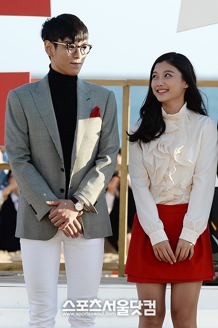 배우 최승현(왼쪽)과 김유정이 4일 오후 부산 해운대구 중동 해운대 비프빌리지 야외무대에서 열린 영화 동창생 무대인사에 참석해 포즈를 취하고 있다. /최진석 기자