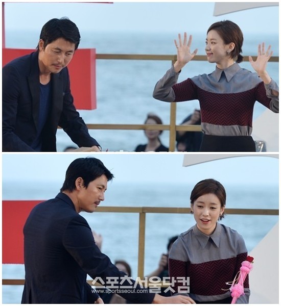 배우 정우성(왼쪽)과 한효주가 6일 오후 부산 해운대구 중동 해운대 비프빌리지 야외무대에서 열린 영화 감시자들 무대인사에 참석하고 있다./최진석 기자