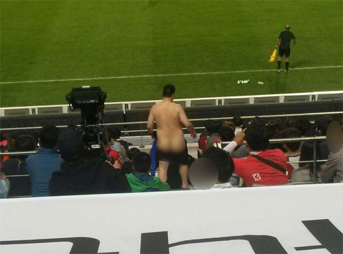 12일 한국과 브라질의 축구 국가대표팀 평가전이 열린 날 한 남성 팬이 나체로 응원해 논란이 되고 있다. / 일간베스트 게시물