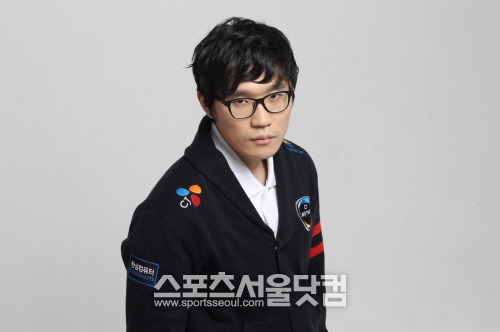 CJ 엔투스 프로스트의 정글러 클템 이현우가 은퇴 소식을 알렸다. 이현우는 롤드컵에서 좋은 해설자의 모습을 보인 바가 있다. 이 때문에 앞으로의 계획에 많은 관심이 집중되고 고 있다./CJ 엔투스 제공