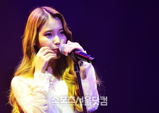 가수 아이유가 KBS2 대국민 토크쇼 안녕하세요에서 자신이 생각하는 꼴불견 남성에 대해 밝혀 눈길을 끈다./배정한 기자