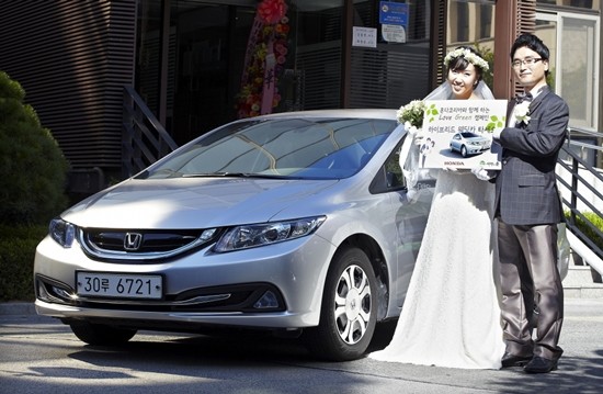 12일 혼다코리아는 서울시청 서소문청사에서 치러진 친환경 결혼식에 ‘시빅 하이브리드’를 웨딩카로 지원했다./혼다 제공