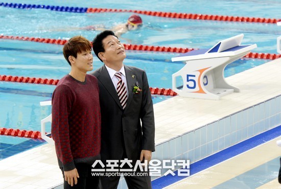 문학 박태환 수영장 개장식이 14일 인천 문학경기장에서 열린 가운데 박태환과 송영길 인천시장이 경기장을 둘러보고 있다.