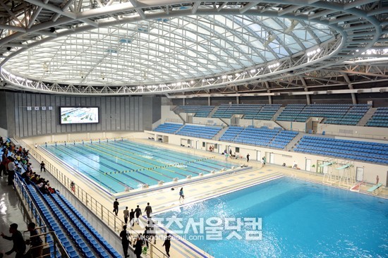 14일 문을 연 문학박태환수영장의 내부 모습. / 인천 = 노시훈 기자