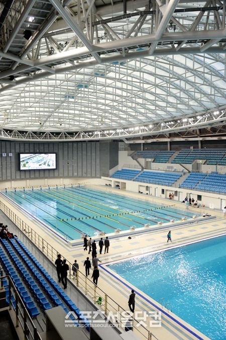 송영길 인천시장과 박태환 등이 수영장 내부를 둘러보고 있다.
