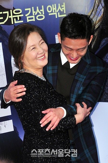 배우 김해숙(왼쪽)이 유아인 실제 성격에 대해 칭찬했다.