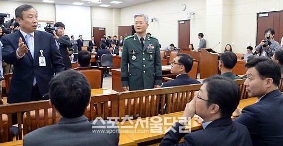 옥도경 국군사이버사령관(가운데)이 15일 서울 여의도 국회에서 열린 국방위원회 국군사이버사령부 국정감사에 출석해 비공개 국감을 요청하며 관계자 외 출입을 제한하고 있다. /이새롬 기자